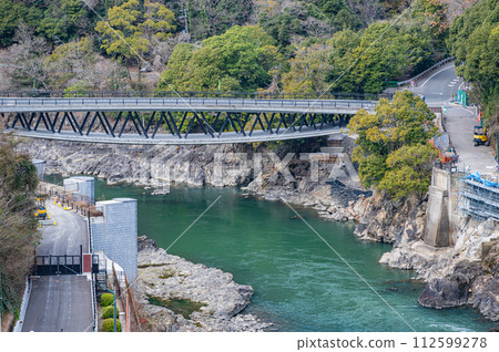 從京都府宇治市天瀨水壩的頂端看到的宇治河 112599278