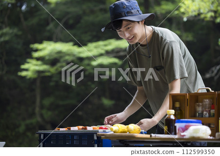 燒烤圖片：年輕人烤串 112599350