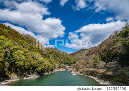 Spring scenery of the Uji River 112599398