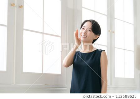 A woman in her 30s feels the moisture in her skin 112599623
