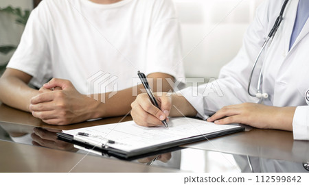 Female doctors who treat patients make an appointment to listen to the results after a physical examination and explain medical information and diagnose the disease. Medical concepts and good health Female doctors who treat patients make an appointment to listen to the results after a physical examination and explain medical information and diagnose the disease. Medical concepts and good health 112599842