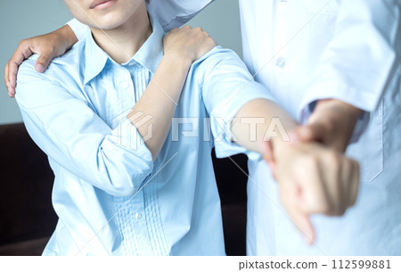 Female physiotherapists provide physical assistance to patients with shoulder injuries massaging their shoulders for muscle recovery in the rehabilitation center. Physiotherapy concepts Female physiotherapists provide physical assistance to patients with shoulder injuries massaging their shoulders for muscle recovery in the rehabilitation center. Physiotherapy concepts 112599881