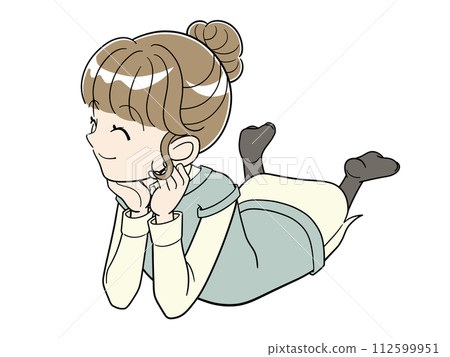 微笑的女人躺著,下巴擱著 微笑的女人躺著,下巴擱著 112599951