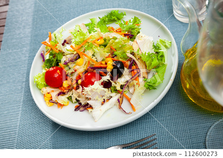 Salad with lettuce, tomato, corn and olives Salad with lettuce, tomato, corn and olives 112600273
