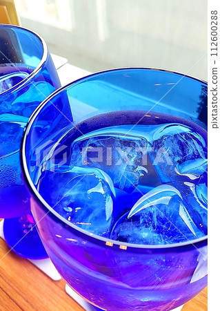 cold glass of water 112600288