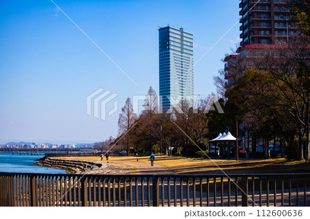 【琵琶湖風景】從湖畔看到的冬季山巒和近海景色 112600636