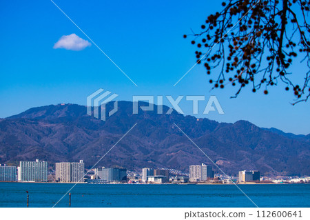 【琵琶湖風景】從湖畔看到的冬季山巒和近海景色 【琵琶湖風景】從湖畔看到的冬季山巒和近海景色 112600641