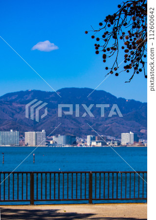 【琵琶湖風景】從湖畔看到的冬季山巒和近海景色 【琵琶湖風景】從湖畔看到的冬季山巒和近海景色 112600642