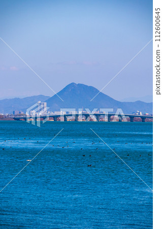 [Biwa Lake Scenery] Winter mountains and offshore scenery seen from the lakeside 112600645