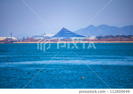 【琵琶湖風景】從湖畔看到的冬季山巒和近海景色 【琵琶湖風景】從湖畔看到的冬季山巒和近海景色 112600646