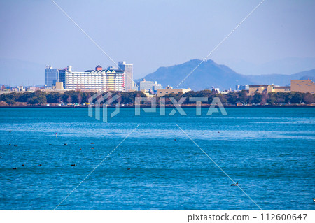 [Biwa Lake Scenery] Winter mountains and offshore scenery seen from the lakeside 112600647