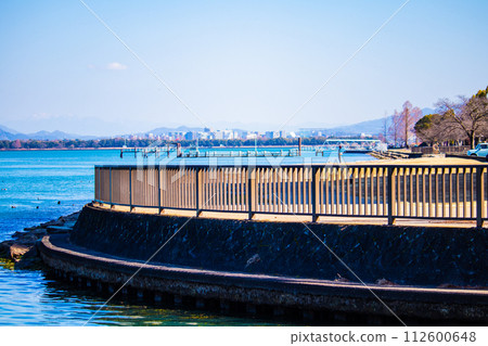 [Biwa Lake Scenery] Winter mountains and offshore scenery seen from the lakeside 112600648