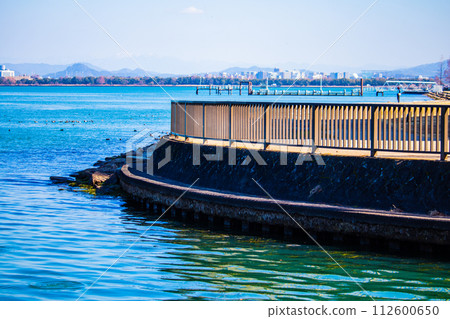 [Biwa Lake Scenery] Winter mountains and offshore scenery seen from the lakeside 112600650