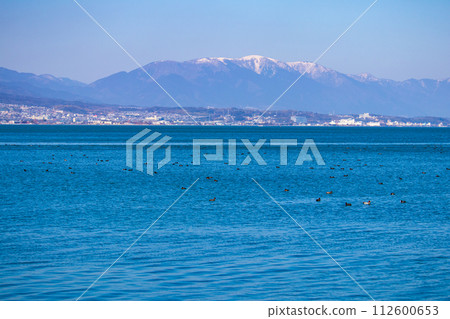 【琵琶湖風景】從湖畔看到的冬季山巒和近海景色 【琵琶湖風景】從湖畔看到的冬季山巒和近海景色 112600653