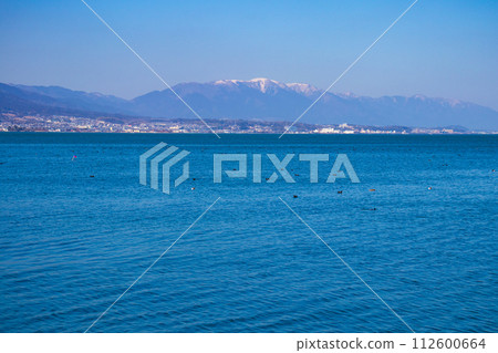 【琵琶湖風景】從湖畔看到的冬季山巒和近海景色 【琵琶湖風景】從湖畔看到的冬季山巒和近海景色 112600664