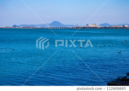 【琵琶湖風景】從湖畔看到的冬季山巒和近海景色 【琵琶湖風景】從湖畔看到的冬季山巒和近海景色 112600665