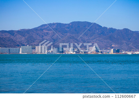 [Biwa Lake Scenery] Winter mountains and offshore scenery seen from the lakeside 112600667