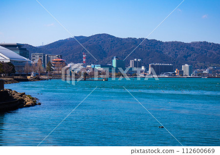 [Biwa Lake Scenery] Winter mountains and offshore scenery seen from the lakeside 112600669