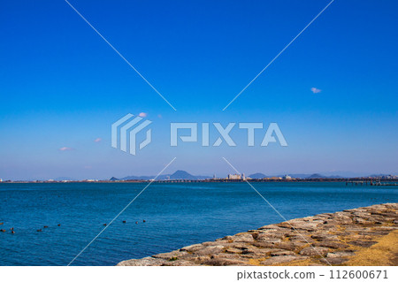 [Biwa Lake Scenery] Winter mountains and offshore scenery seen from the lakeside 112600671
