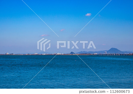 【琵琶湖風景】從湖畔看到的冬季山巒和近海景色 【琵琶湖風景】從湖畔看到的冬季山巒和近海景色 112600673