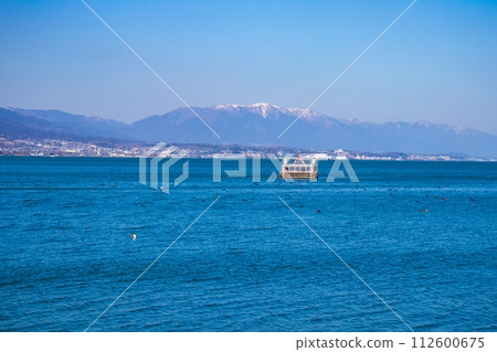 【琵琶湖風景】從湖畔看到的冬季山巒和近海景色 【琵琶湖風景】從湖畔看到的冬季山巒和近海景色 112600675
