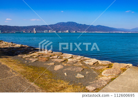 [Biwa Lake Scenery] Winter mountains and offshore scenery seen from the lakeside 112600695