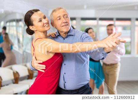 Woman and man dancing 112600912