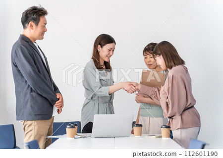 商務女性在商務談判/會議上握手(問候/自我介紹) 商務女性在商務談判/會議上握手(問候/自我介紹) 112601190