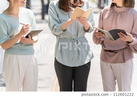 Women who spread notebooks outdoors (friends, colleagues, sisters, OL) Women who spread notebooks outdoors (friends, colleagues, sisters, OL) 112601222