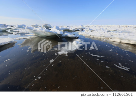 The ice melts in spring 112601501