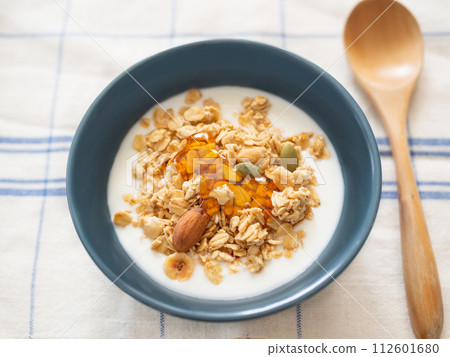 yogurt with granola 112601680
