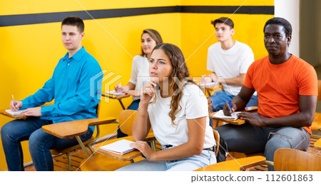 Portrait of group of people in lecture hall at extension courses Portrait of group of people in lecture hall at extension courses 112601863