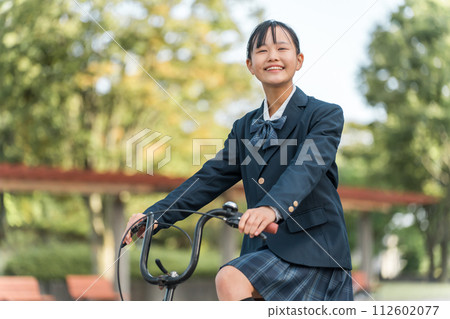 Junior high school students, high school students, and high school girls in uniform commuting to school, going to school, and leaving school by bicycle Junior high school students, high school students, and high school girls in uniform commuting to school, going to school, and leaving school by bicycle 112602077
