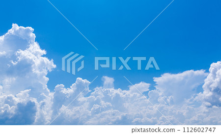 Cumulonimbus clouds (cumulonimbus clouds) that appear in the blue sky in midsummer Cumulonimbus clouds (cumulonimbus clouds) that appear in the blue sky in midsummer 112602747
