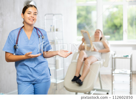 Doctor represents services provided in medical clinic 112602850