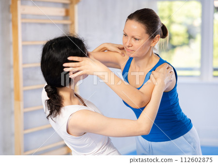 eye-gouging method eye-gouging method 112602875