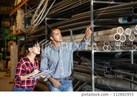 Woman and man dicsussing stock control in warehouse 112602955