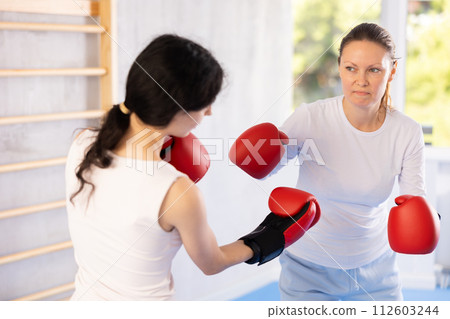 women show their boxing prowess 112603244