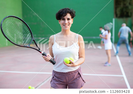 Portrait of positive woman frontenis player 112603428