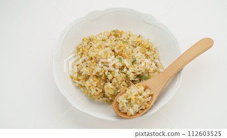 Simple fried rice image with green onions and eggs 112603525