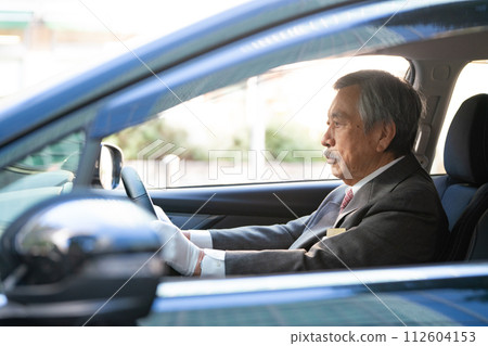 資深男駕駛側身 112604153