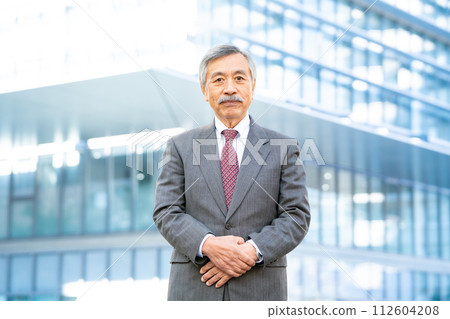 Senior male business office district Senior male business office district 112604208