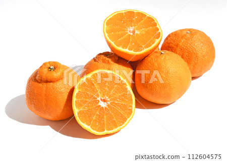 看起來像 Dekopon (Hinotoyo) 的柑橘類水果 112604575