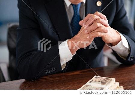 Senior lawyer cash faceless 112605105