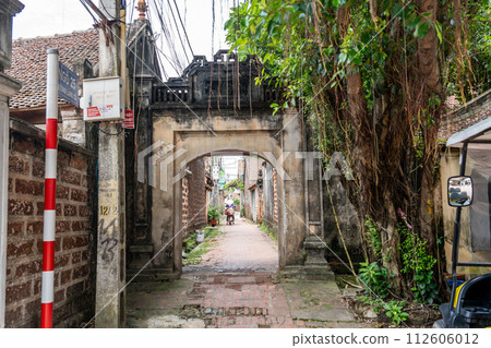 Alley in Dong Lam village, Hanoi, Vietnam, designated as a national cultural property 112606012