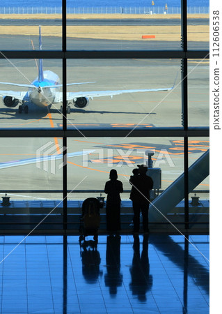 羽田機場第2航廈國際大廳，一家人看飛機 112606538