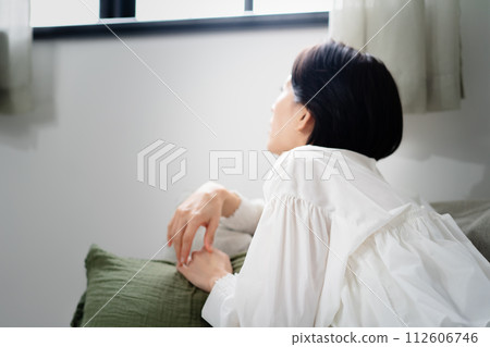 一位女士躺在沙發上 112606746