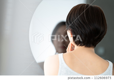 照鏡子的女人 112606973