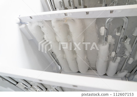 Ice in the freezer, Defrosting of the fridge and freezer 112607153