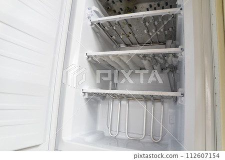 Ice in the freezer, Defrosting of the fridge and freezer Ice in the freezer, Defrosting of the fridge and freezer 112607154